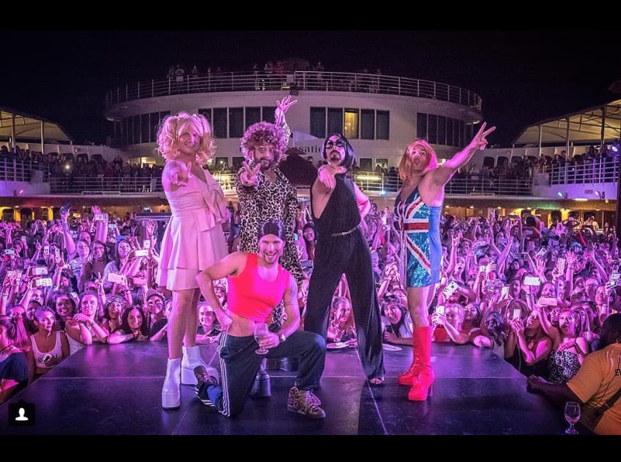 Backstreet Boys se visten como las Spice Girls para su crucero