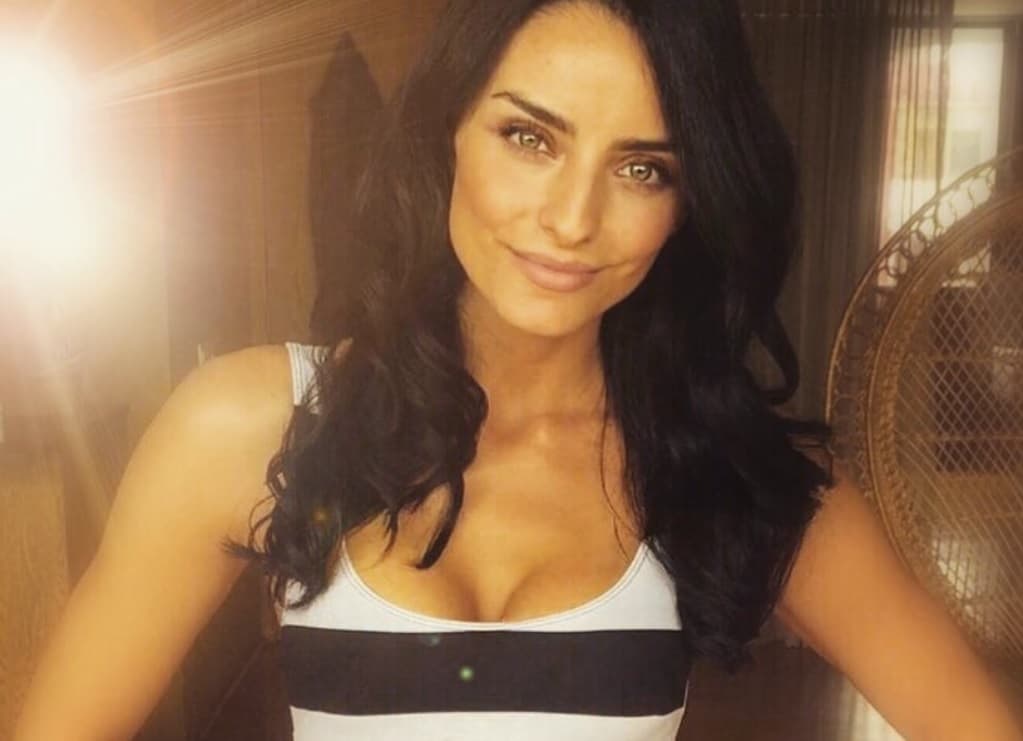 Aislinn Derbez posa semidesnuda a meses de convertirse en mamá