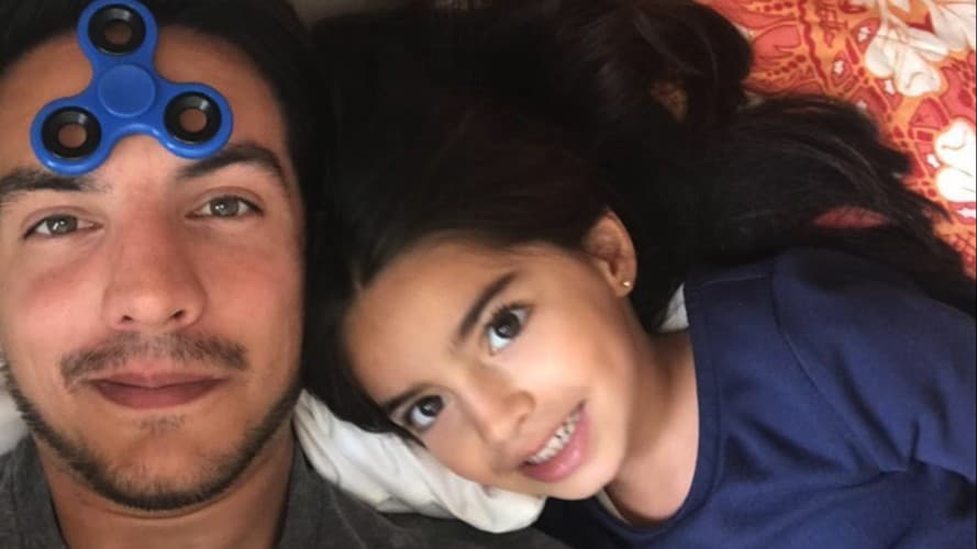 “Agarró una etapa de enamoramiento padrísimo conmigo y la adoro, pero ahorita ya lleva un rato que cada vez que me ve me abraza, me agarra de la mano y no me suelta, se la pasa buscándome para jugar, entonces eso es muy tierno y muy lindo. La verdad me enamora”, detalló.