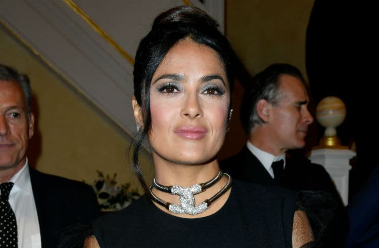 Salma Hayek comparte video topless en Instagram mientras descansa en la ducha