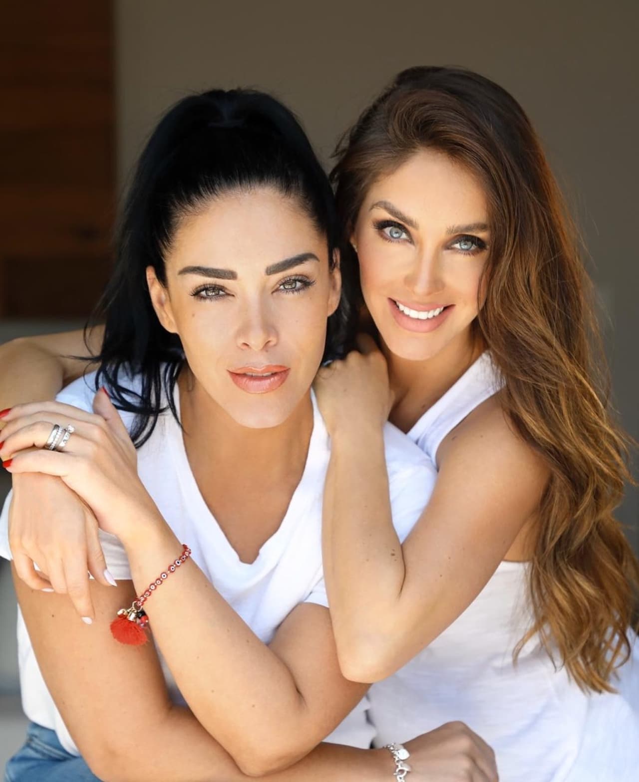 Anahí no solo tiene en su sobrina Ana Pau a una doble, también en su hermana Marichelo, quien siempre ha sido comparada con la exRBD por el gran parecido físico que tienen.