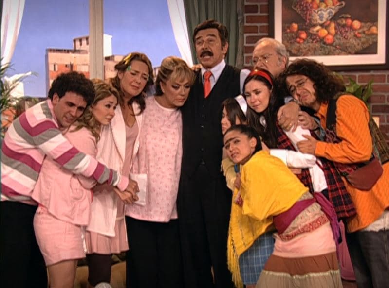 'Una Familia de Diez' surge de la idea de la obra 'El casado casa quiere' de Alfonso Paso, que inspiró la puesta en escena del 2001 llamada 'Quiero, pero no puedo'. 
<br>
<br>Esta puesta en escena luego pasó a la Televisión en el 2007 con diferentes nombres de los personajes de teatro y surgieron otros.