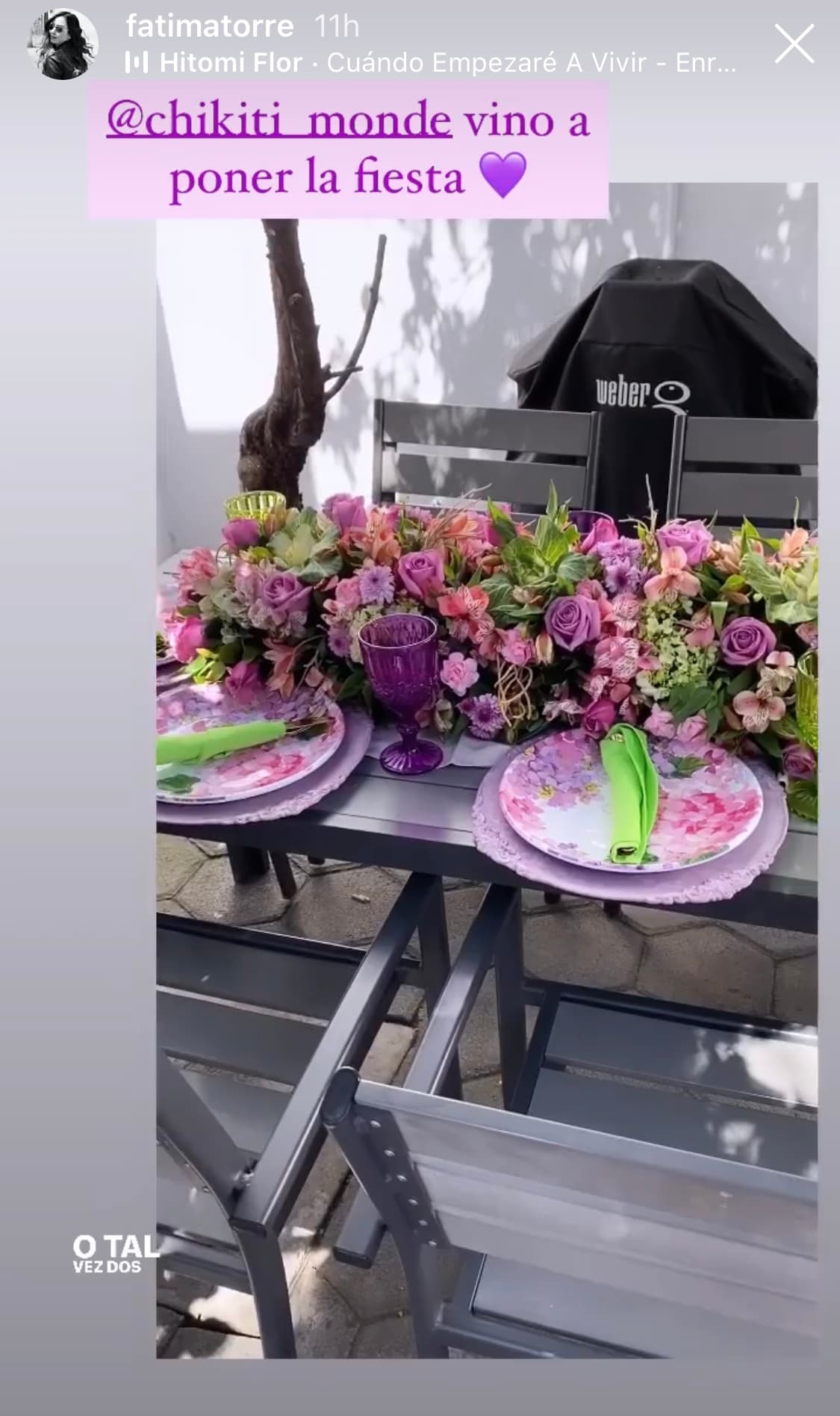 Con una decoración en tonos morado y rosa pastel, todos los accesorios, incluidos los centros de mesa, fueron confeccionados en esa paleta, pues coincide con los colores del vestido de 'Rapunzel'.