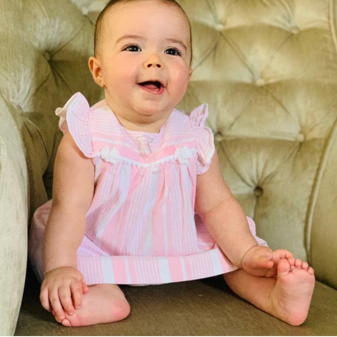 Y es que, aunque Claudia Álvarez ha mostrado a su pequeña con vestidos y conjuntos de bebé, también la ha disfrazado con divertidos disfraces. Desde borreguita hasta a abejita, míralos a continuación.