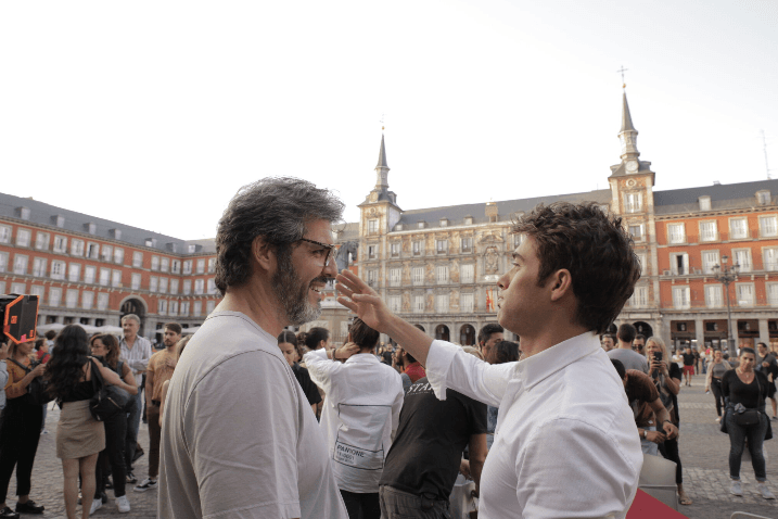 Previo, el actor fue captado platicando con el productor Carlos Bardasano.