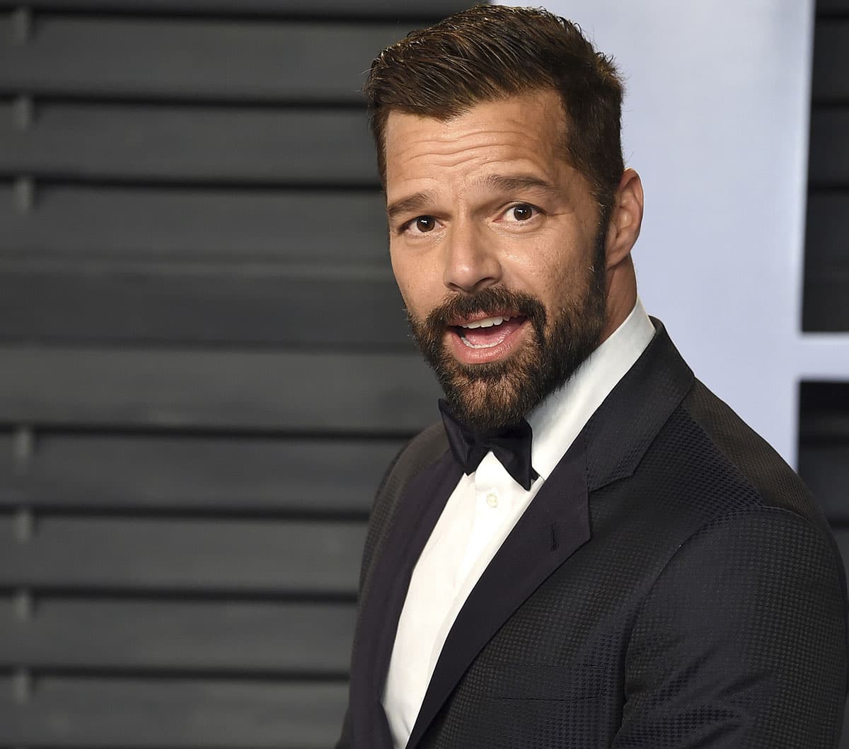 Ricky Martin desata polémica por mostrar trasero al desnudo
