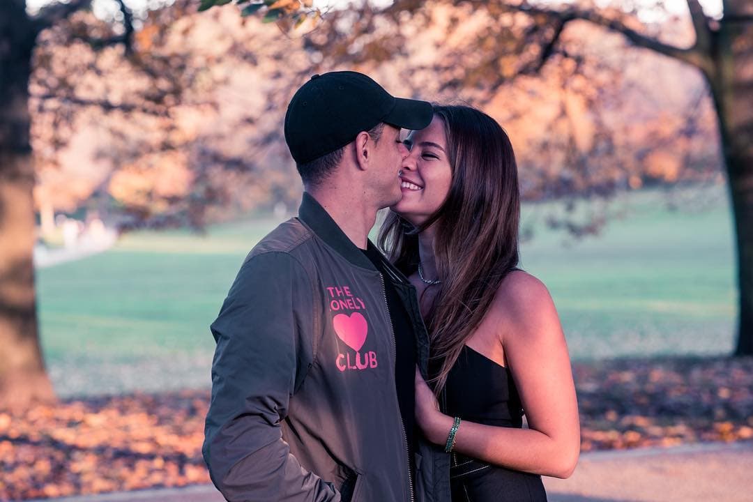 Javier ‘Chicharito’ Hernández y Sarah Kohan. A través de su Instagram, el futbolista dejó al descubierto el gran amor que sentía por la modelo australiana con quien comenzó una relación este año.