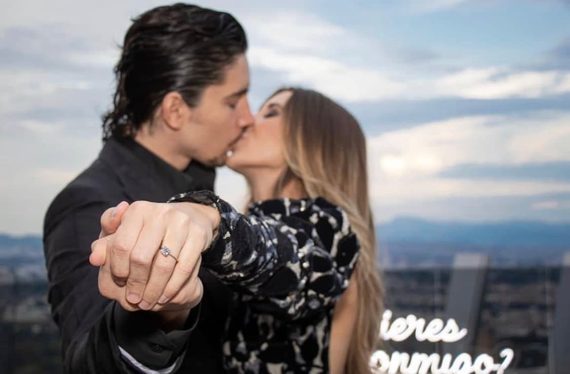 Siguiendo los pasos de Camila, su hermana menor y quien contrajo nupcias el pasado sábado 1 de agosto, Alex Fernández, primogénito del cantante Alejandro Fernández, se unió en compromiso a Alexia Hernández, su novia desde hace 10 años el pasado 18 de septiembre.