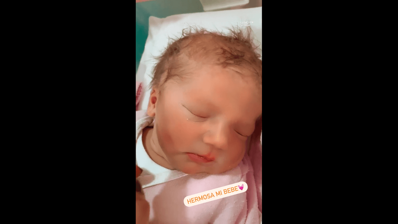 Fue a través de su cuenta oficial de Instagram que la mamá de Luciana y Roberta, pequeñas que también procreó con el conductor, destacó su emoción de por fin ya tener en sus brazos a la pequeña.