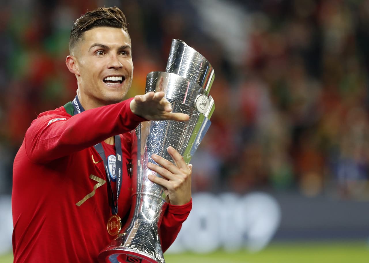 3. Al compartir imágenes de su vida profesional y personal, Cristiano Ronaldo tiene 177 millones de seguidores y cobra 975 mil dólares por publicación.