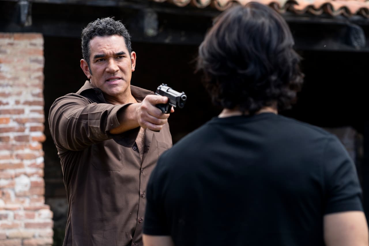 En eso llega 'Rafael' y le exige dejar en paz a la mujer que ama y le asegura renegar de su sangre. 'Octavio' se molesta y, como la quiere para él, le apunta con un arma.