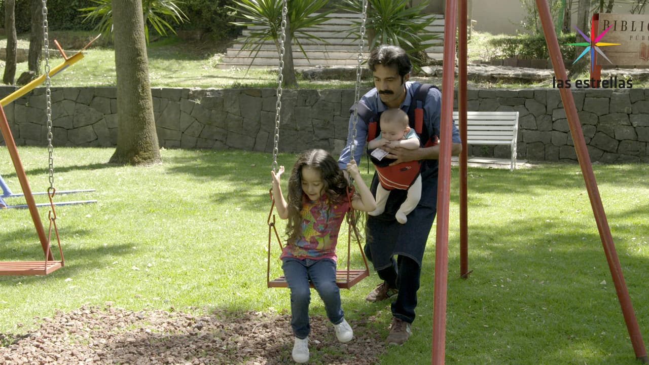 Juan Carlos cuida amoroso a sus hijos Alicia e Ignacio, en lo que vende papas en el parque.