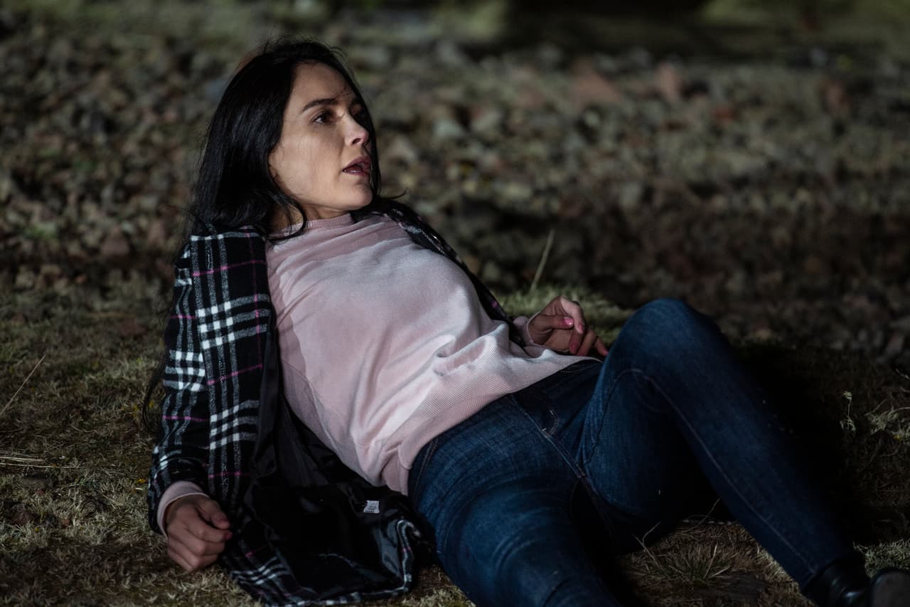 'Julia' trata de escapar al ver lo que 'Victoria' cometió.