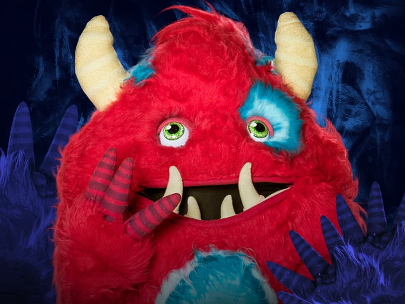 Monstruo es tierno y servicial.