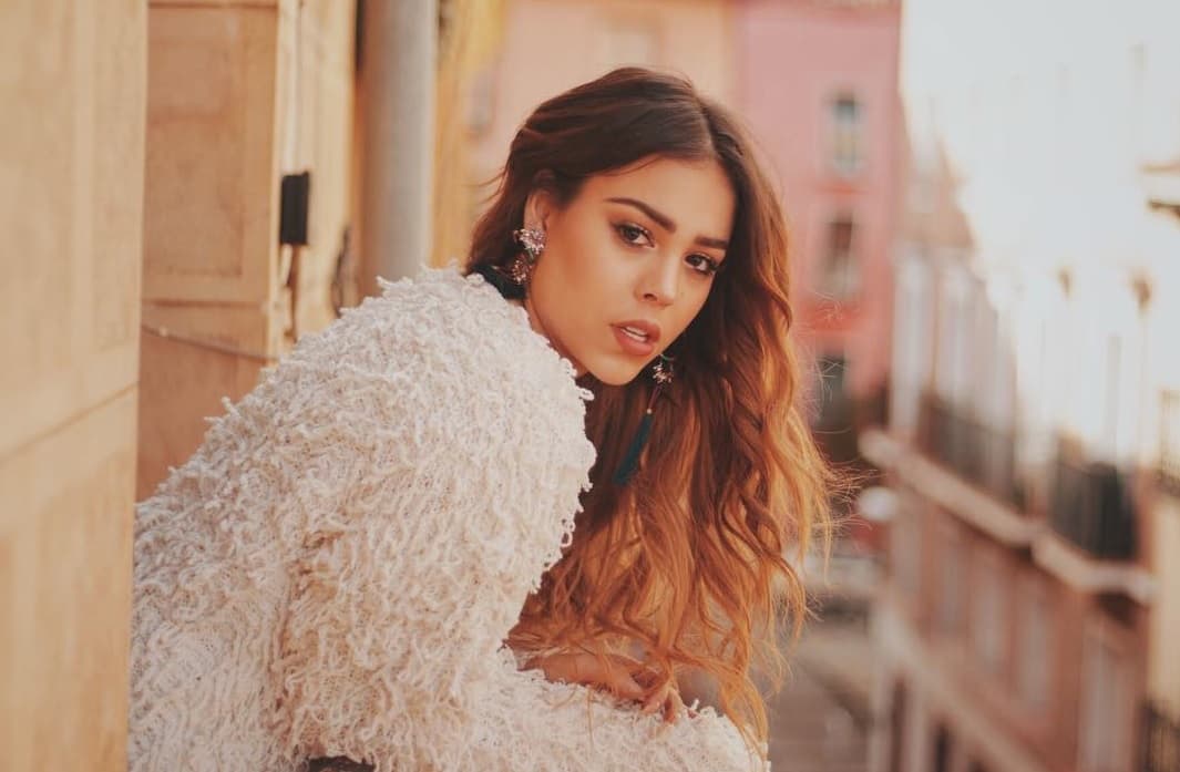 ¡Danna Paola se muestra prácticamente desnuda!