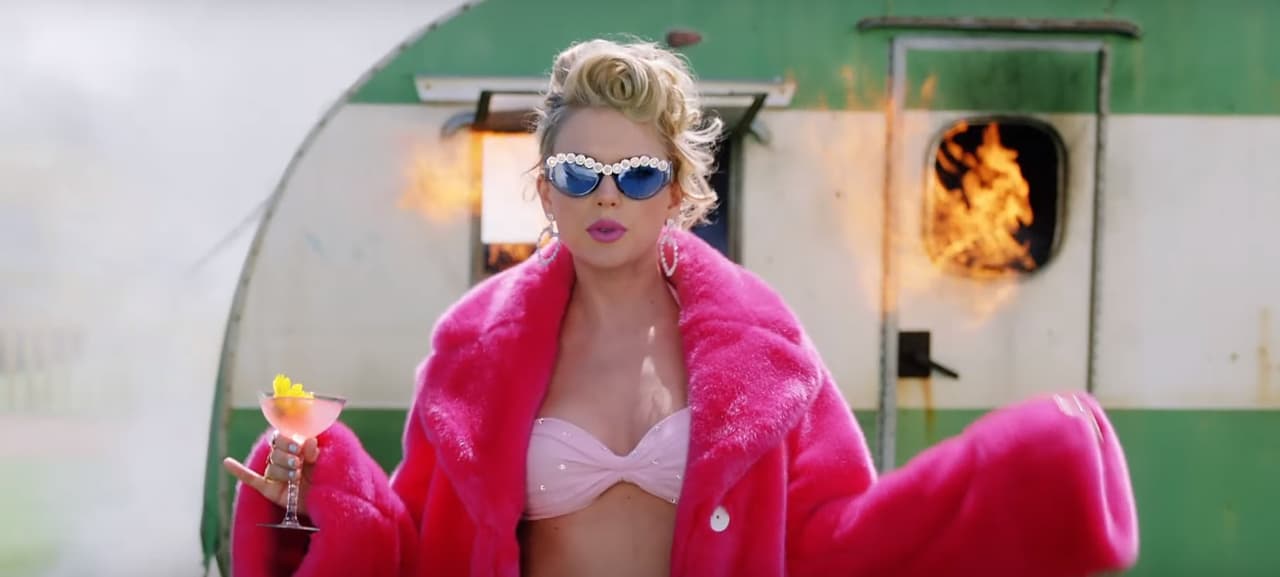 Así es como Taylor Swift controló el fuego en su video 'You Need To Calm Down'