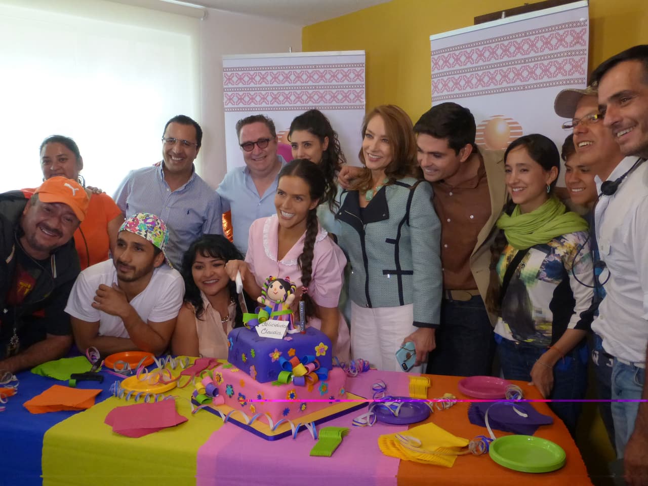 ¡Simplemente María celebra cumpleaños de Claudia Álvarez!