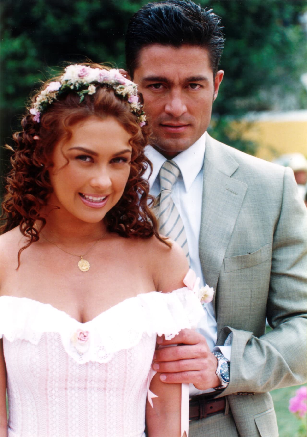 En el año 2000, Fernando Colunga estelarizó la telenovela Abrázame muy fuerte junto a Aracely Arámbula.