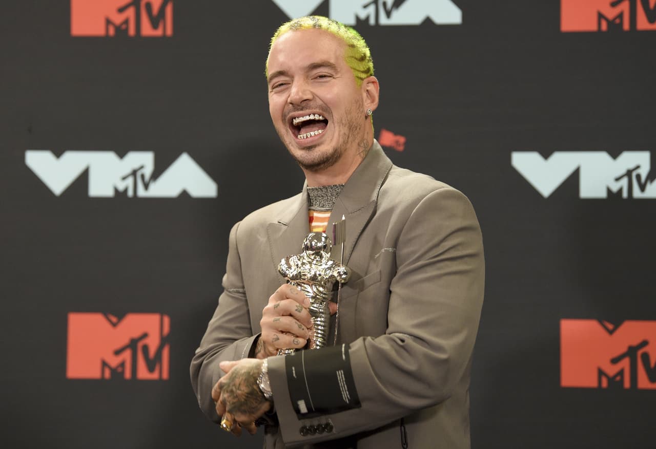 El pasado 20 de septiembre, J Balvin utilizó su cuenta de Instagram para hablar del trastorno de ansiedad que padece. “Las sensaciones, y a veces sentir una distorsión de la realidad que no te deja ver claro, es mi caso, y como el de muchos, la ansiedad es algo que hay que tomar en serio, NO ES DE LOCOS, creo que es más loco no creer en eso. Creo en Dios y en el universo, pero también creo en la medicina a tiempo y en los factores que ayudan a respaldar un mal momento como el deporte, la meditación y la compañía de tus seres queridos, de los reales y de los que te aman por lo que eres”, indicó.