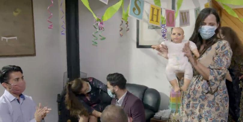 Sol y Aníbal se preparan para recibir a su primer hijo y realizan un baby shower con pocas personas debido a la pandemia de covid-19, ya que la historia se desarrolla en nuestra época.