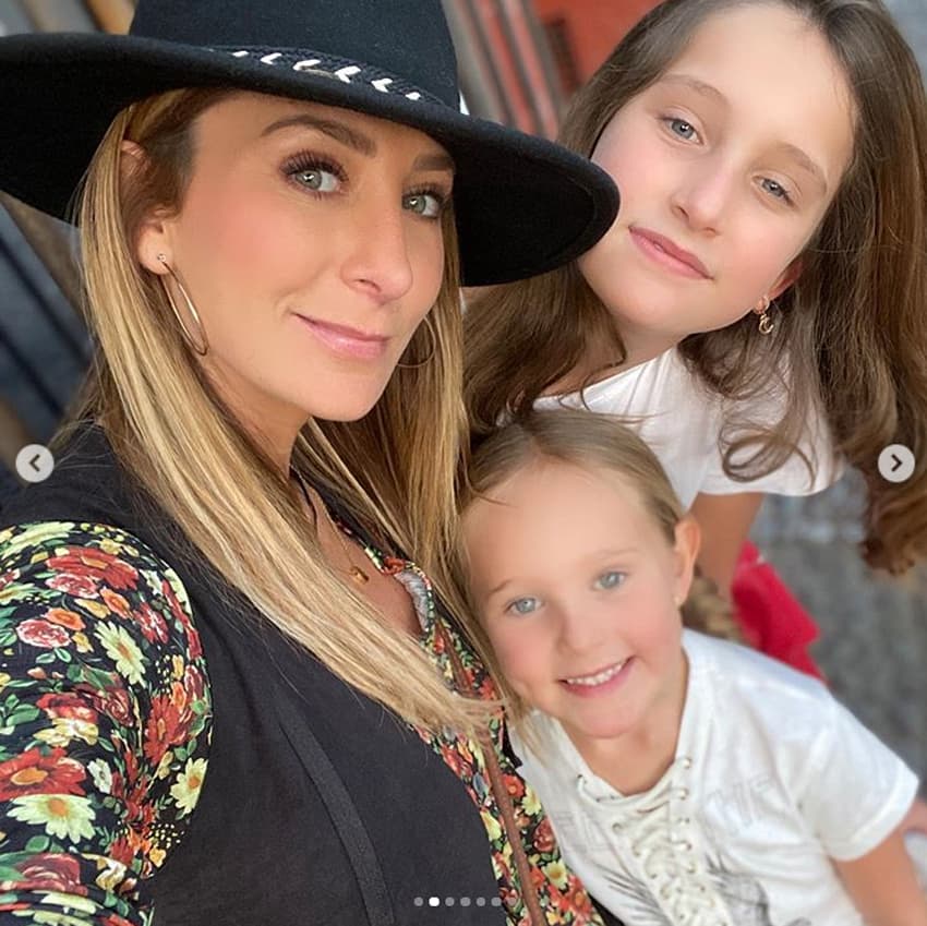 “Pura acuarina power #Las3Mosqueteras. Quiero agradecerles tanto cariño y felicitaciones para mis niñas, los que tienen la dicha de ser papás y mamás saben que no hay nada que se valore más que el que alguien quiera a tus hijos (léase en tono ‘mamá’ jajaja). De corazón gracias, me conmueven tantas muestras de amor. ¡Los queremos!”, escribió Geraldine el pasado 19 de febrero en su red social.
