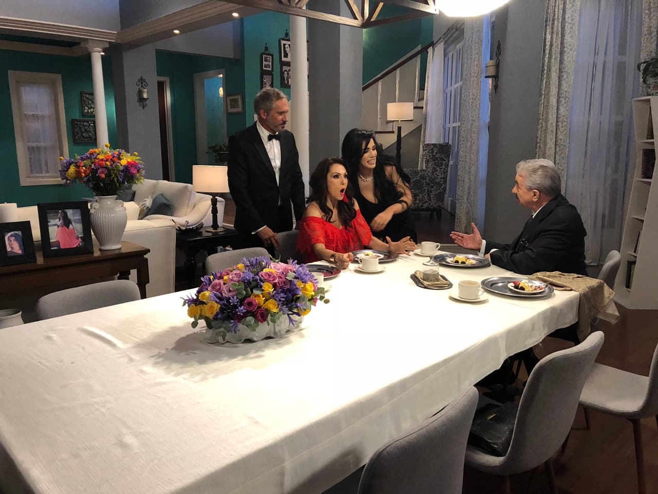 Lucy está dispuesta a ser la nueva "mami" de Diana, pero a ésta no le hace gracia la idea.
