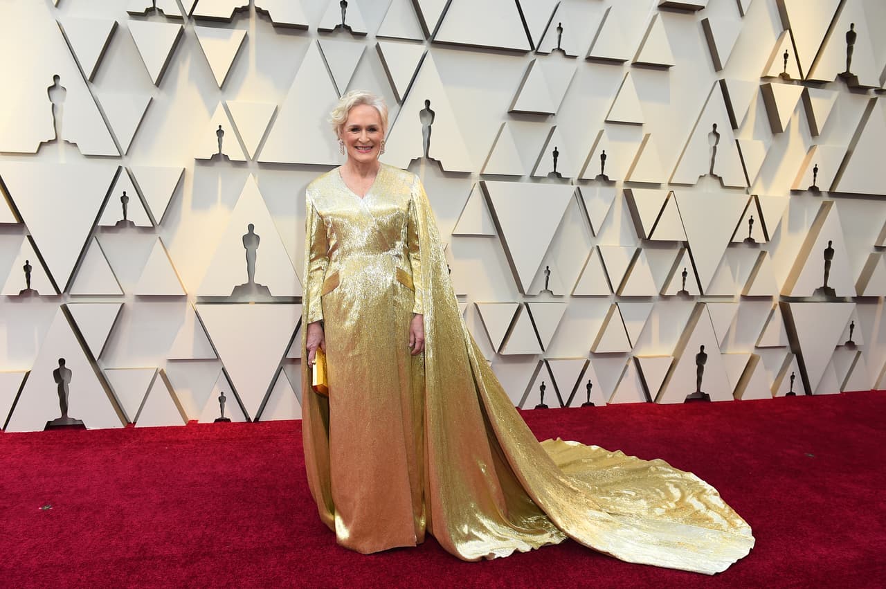 La actriz Glenn Close eligio un dorado y elegante atuendo de cola larga.