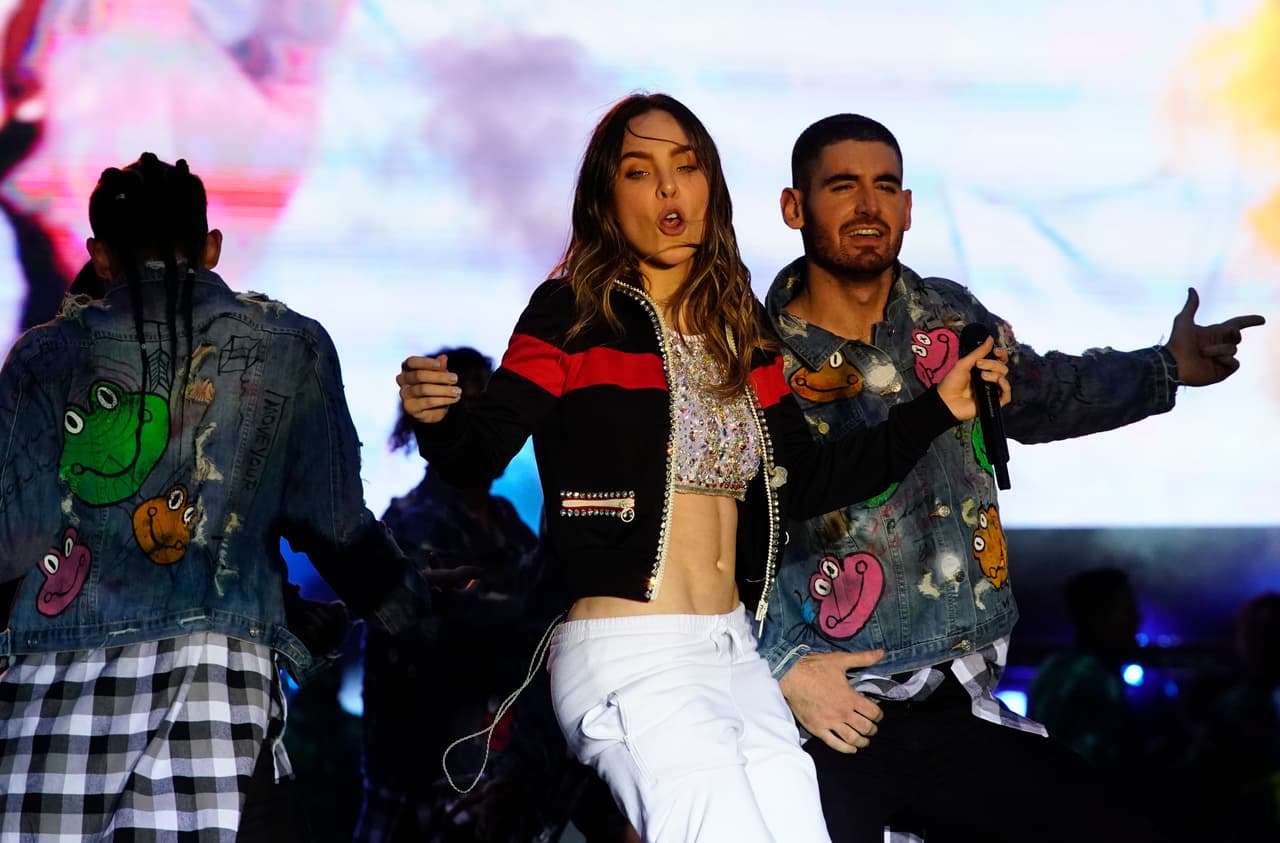 Belinda canta ‘El Baile Sapito’ en concierto de cierre de campaña política