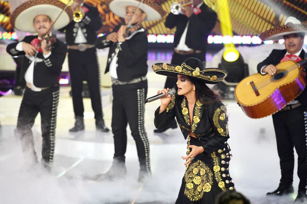 Ana Bárbara y su destacado traje de charro