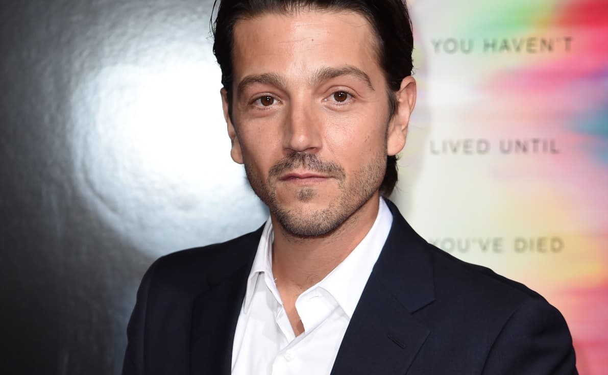 Diego Luna comparte foto personal de su infancia con su madre