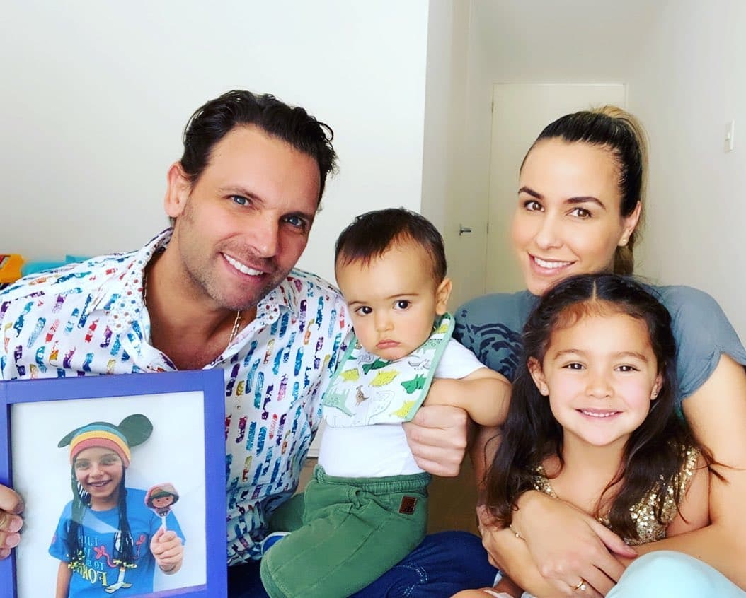 Odalys Ramírez y Patricio Borghetti anunciaron que de manera oficial estaban libres de COVID-19 luego de practicarse un segundo test. “No les puedo explicar mi felicidad de poderlos besuquear de nuevo a todos”, expresó la conductora con una emotiva fotografía con su familia.