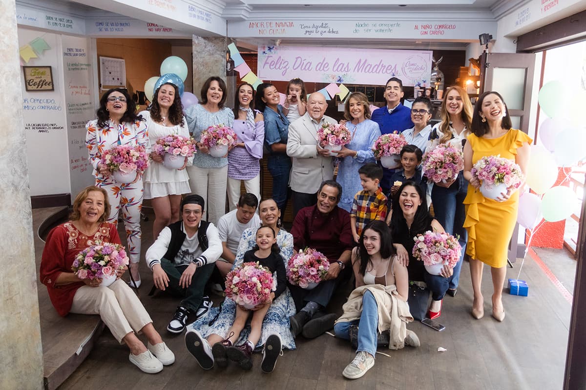 'El Dicho' abrió sus puertas para celebrar a algunas de las mamás del elenco del programa.